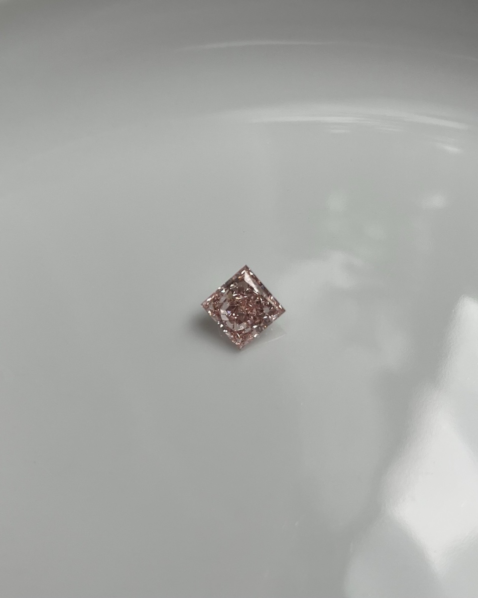 A loose pink princess-cut diamond, showing its square outline